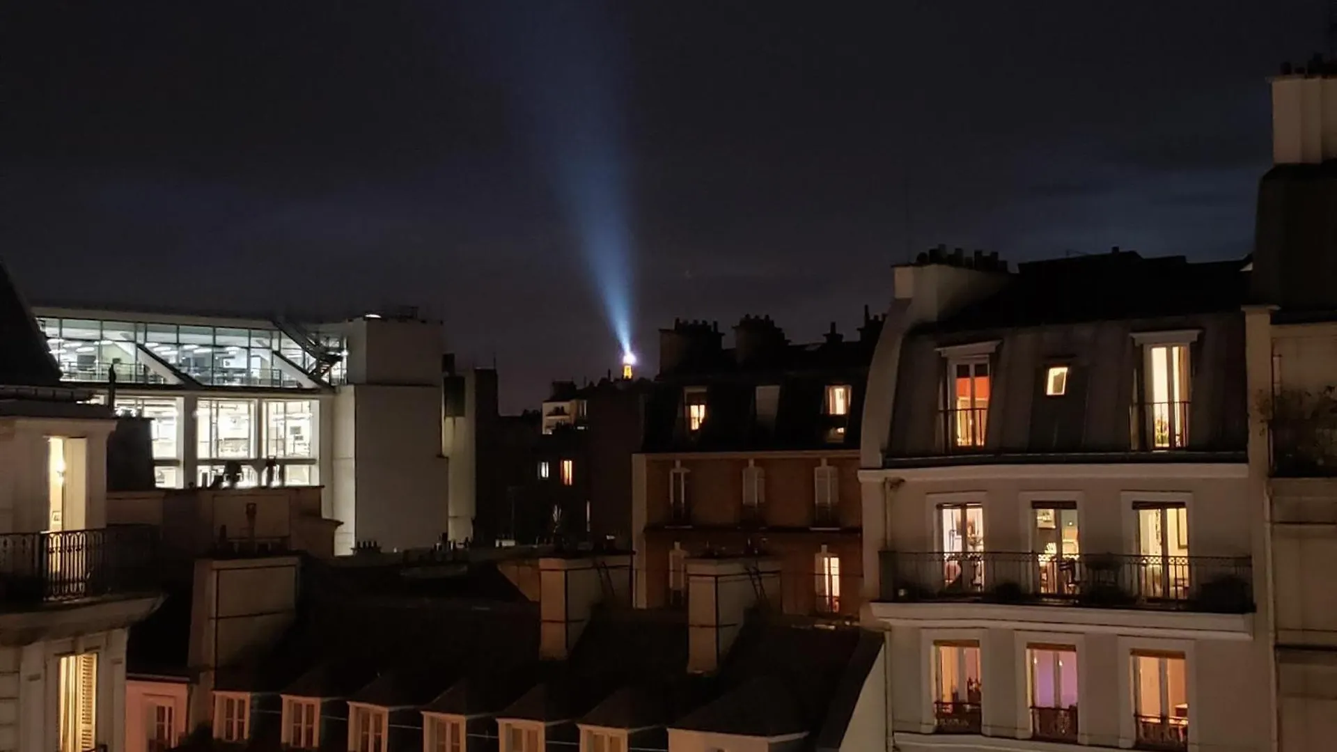 Ruby Magenta Apartment Paris